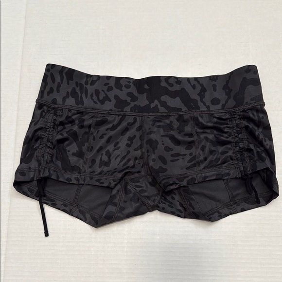 Lululemon - Hot Hot Short Animal Swirl Deep Coal Light - Size 6 - Gently Used!! - Picture 2 of 8